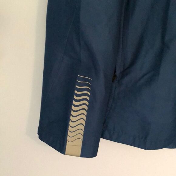 Reebok Running Shell w/Reflective accents - Picture 3 of 6